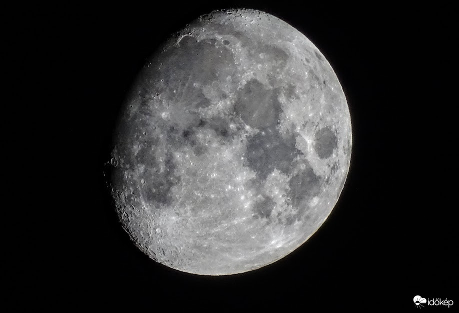 Szépen kerekedik a Hold.