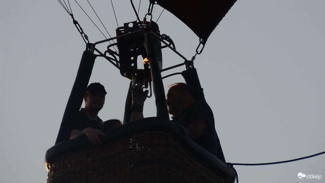 Nászutas röpködés a kertjeink felett! Fiatalok , megígértem itt vagytok az időképen! 