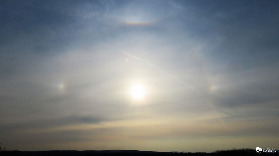 Halvány naphaló, jól látható felső érintővel és melléknapokkal.