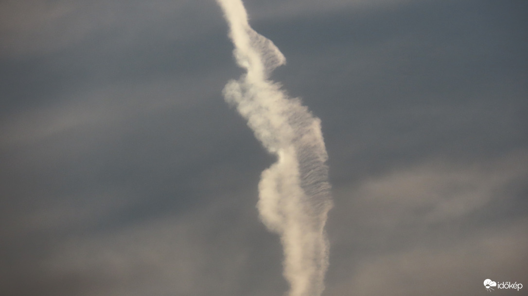 Egy "becsavarodott" kondenzcsík