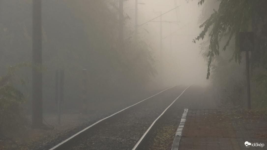 Vasúton jött a köd.