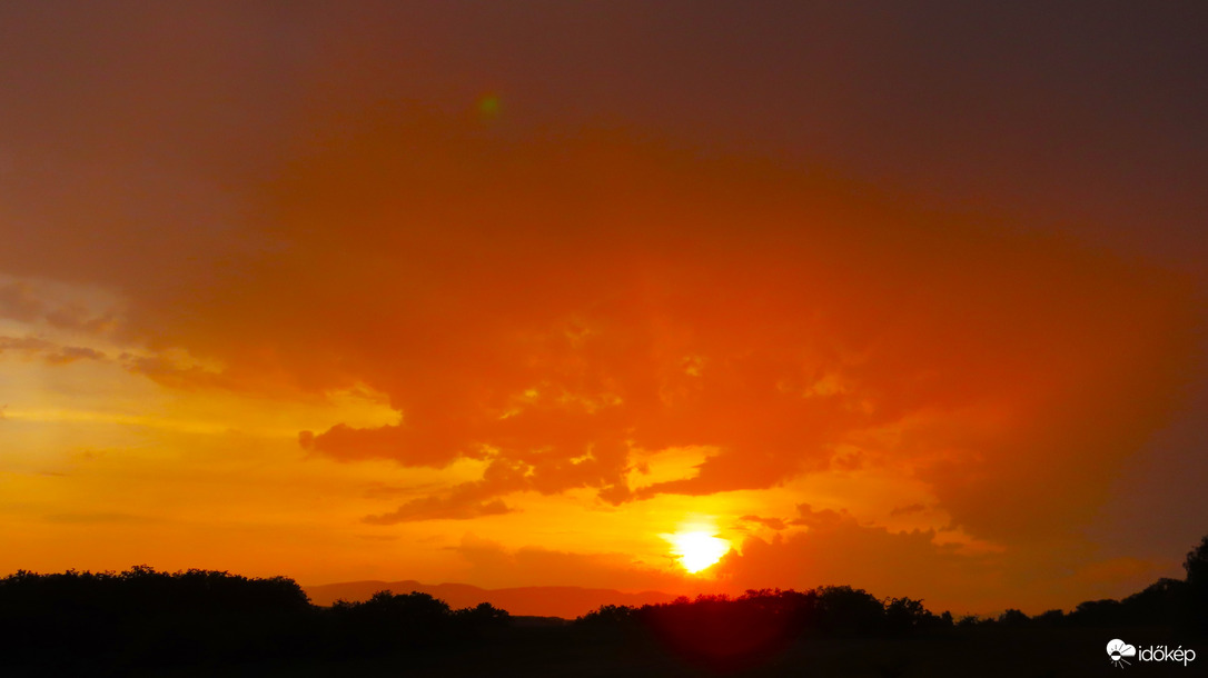 Záporfényes naplemente.