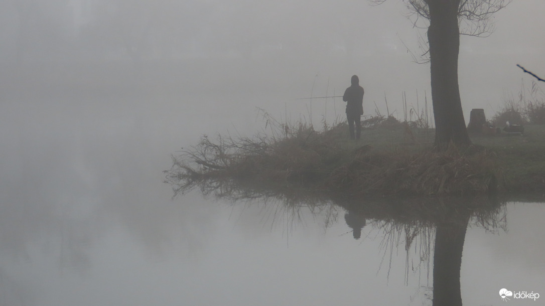 Horgász a ködben.