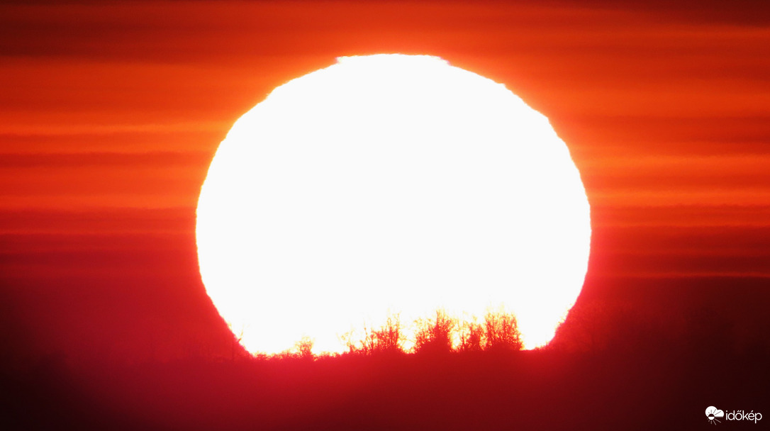 Kissé torzult napkorong.
