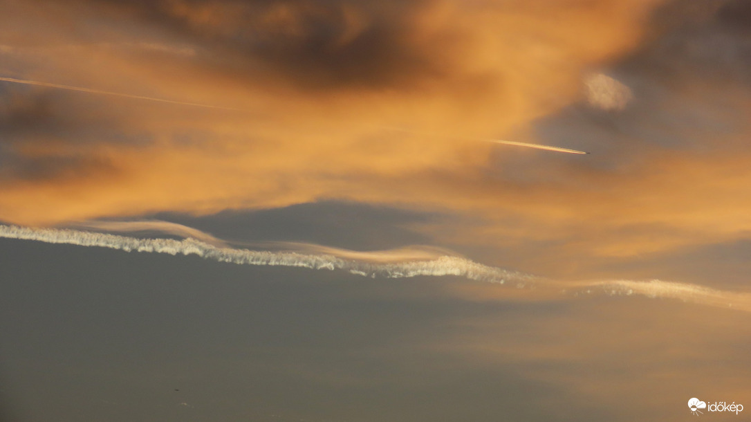 Varázslatos alkonyi kondenzcsíkok.