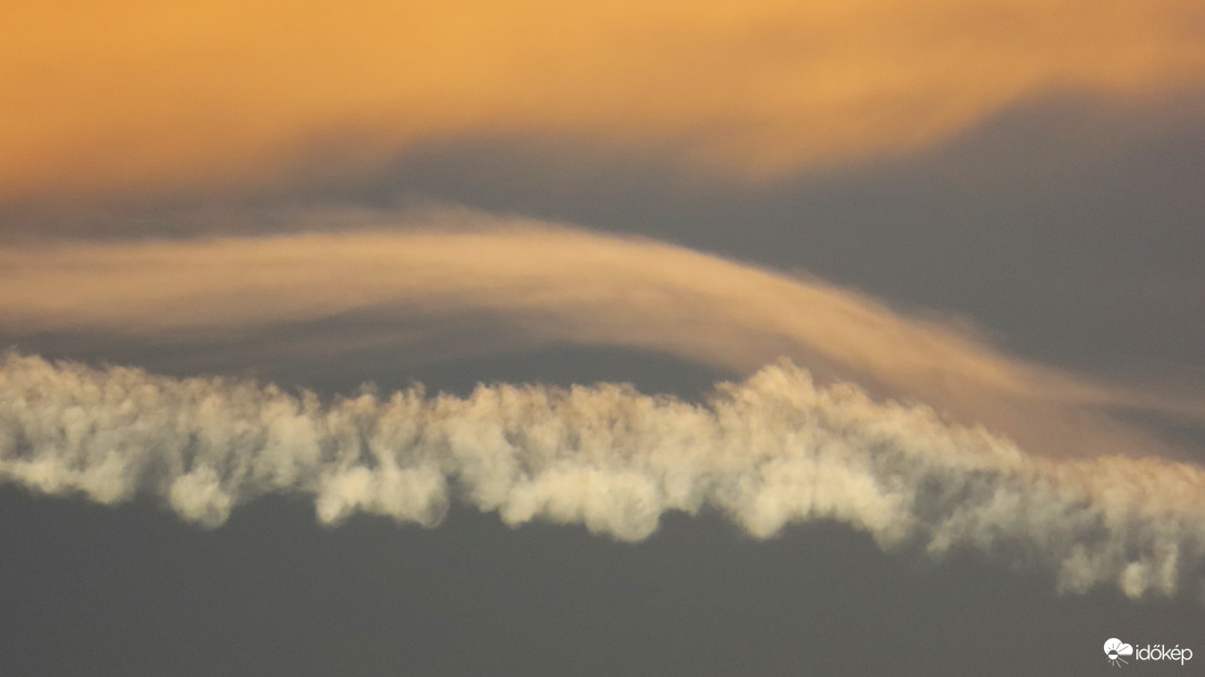 Varázslatos alkonyi kondenzcsíkok.
