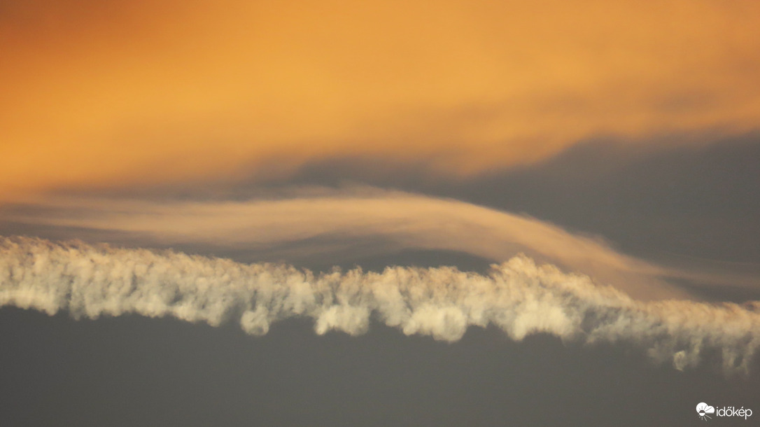Varázslatos alkonyi kondenzcsíkok.
