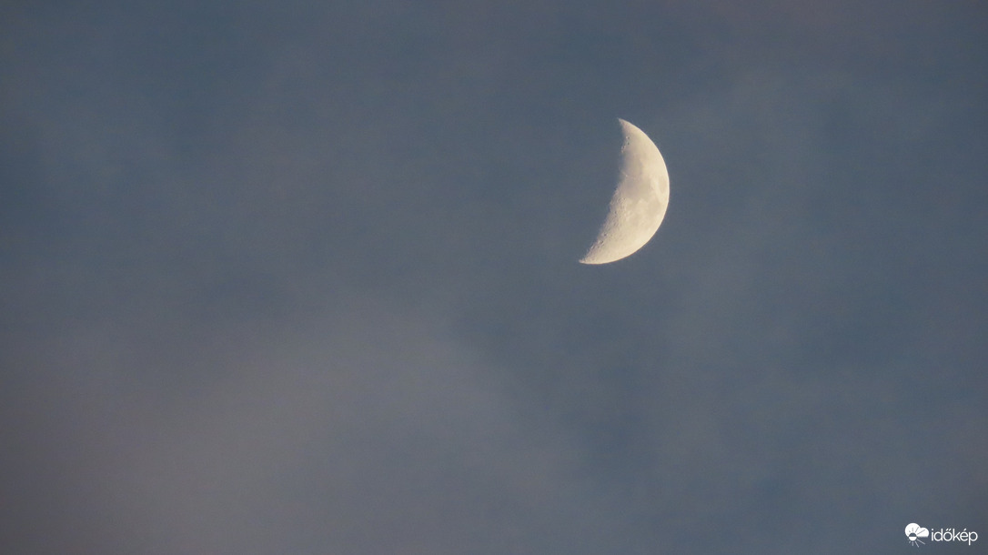 Felhők között a hold.