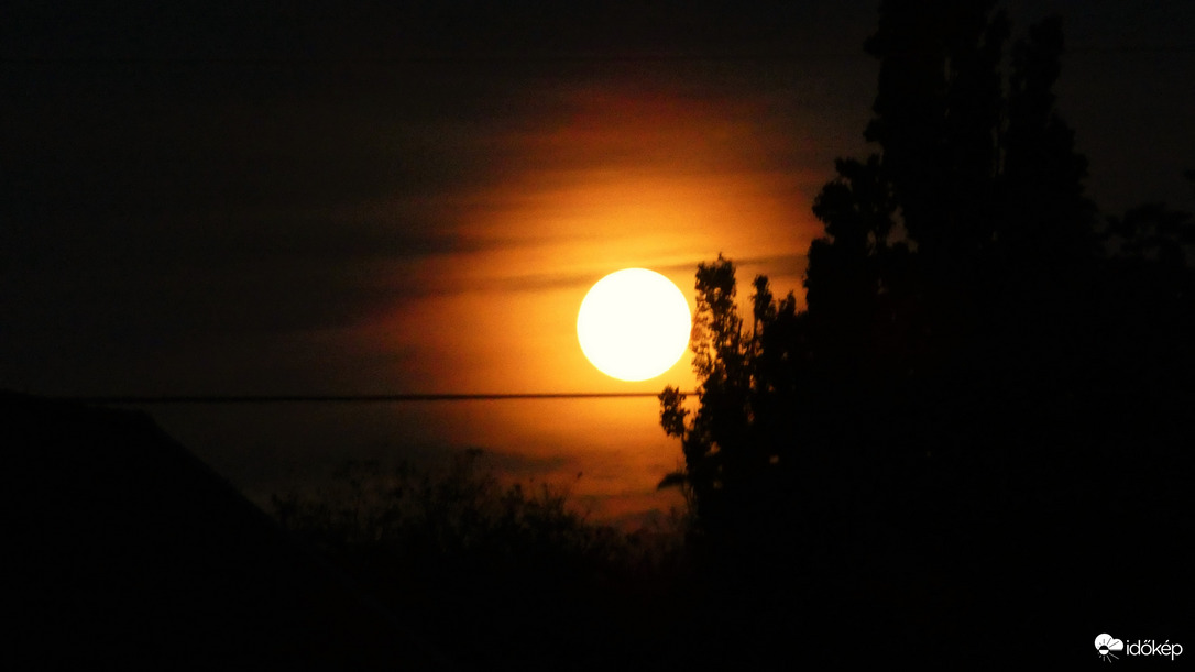 Udvara van a Holdnak.