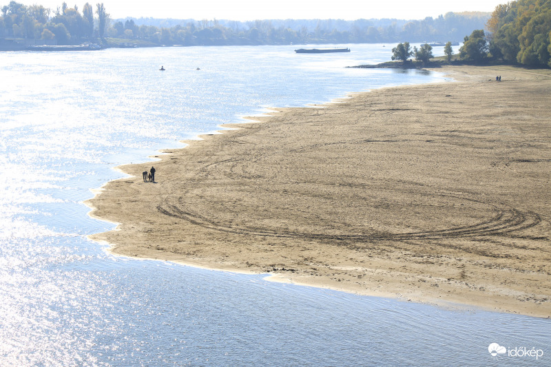 Baja 98 cm vízállásnál. 