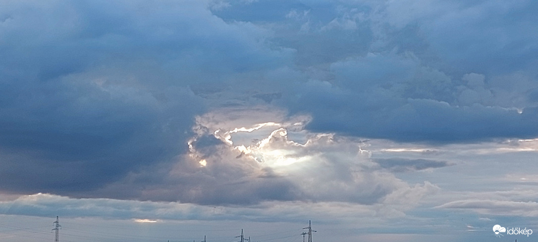 Magyarország alakú lyuk a felhőben