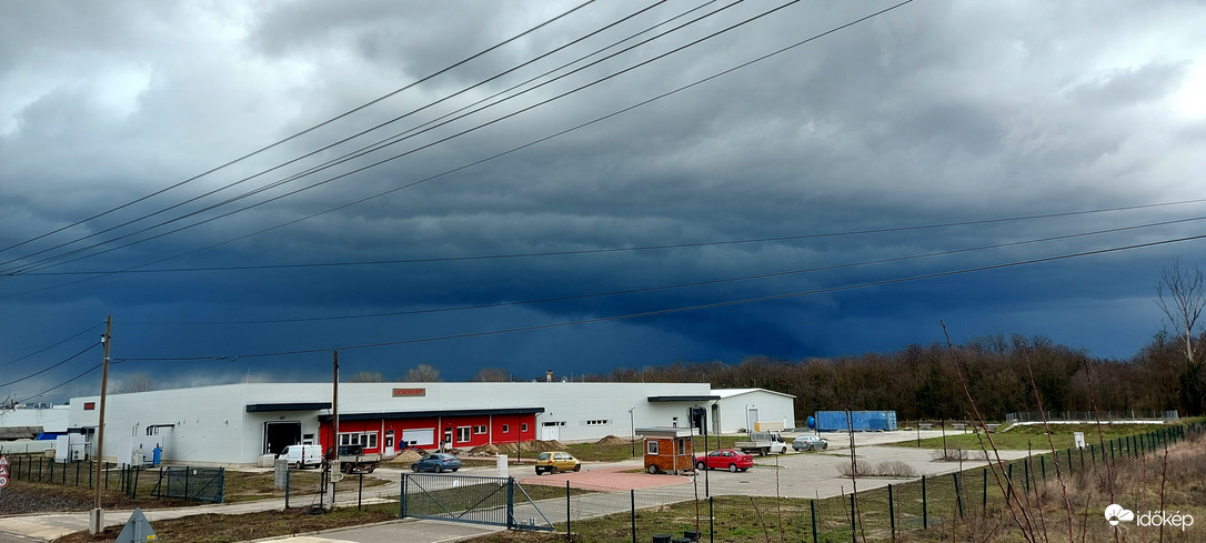 Az év első zivatarának érkezése Tiszafüredre