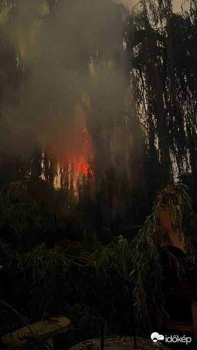 Tiszafüreden villámcsapás következtében fűzfa gyulladt ki
