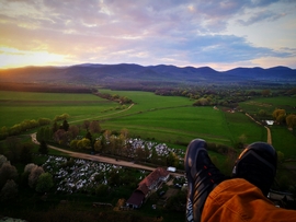 A lemenő nap fényei a Nógrádi várból