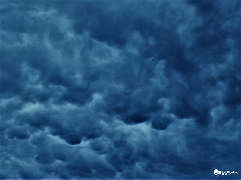 Mammatus-hoz hasonlító felhők jelentek meg