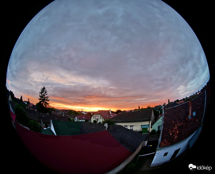 Zápor utáni naplemente.