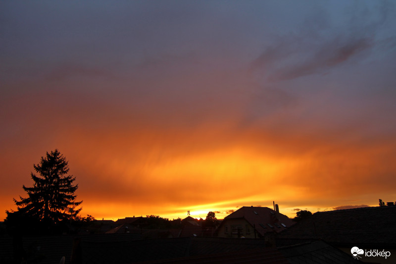 Látványos alkonyati záporfény.