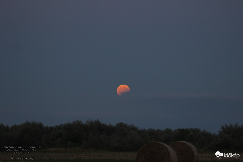 Részleges holdfogyatkozás.