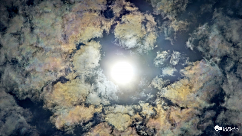 Irizáló felhők Soroksár felett.