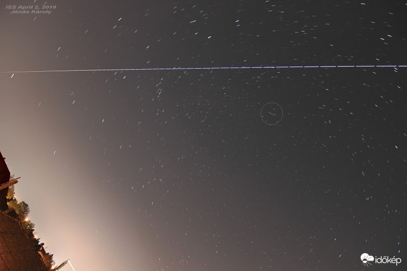 ISS átvonulás egy apró meteorral. 