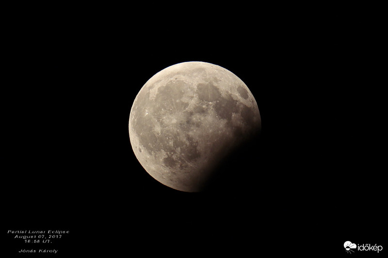 Részleges holdfogyatkozás.