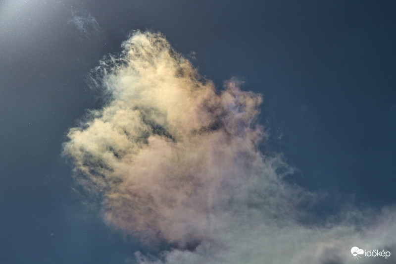 Irizáló felhők a vasárnapi napsütésben.