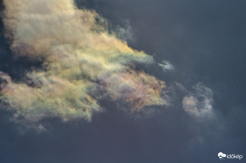 Irizáló felhők a vasárnapi napsütésben. (2)