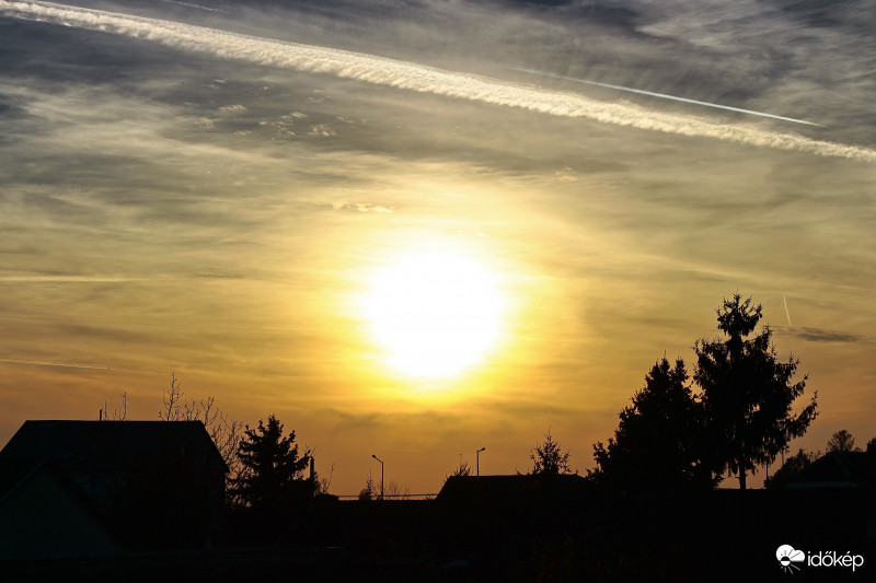 Kondenzcsík árnyék naplemente előtt.