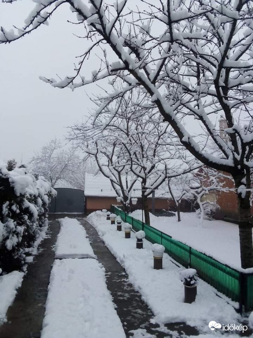 Leesett az első hó Ketegyhazan. 