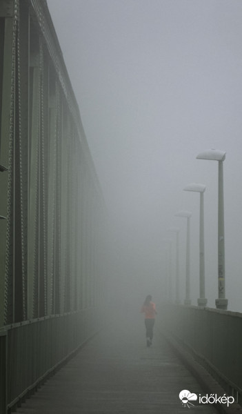 Ködös reggelen az Újpesti vasúti hídon