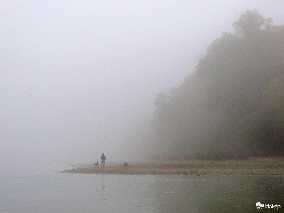 Horgász a ködben