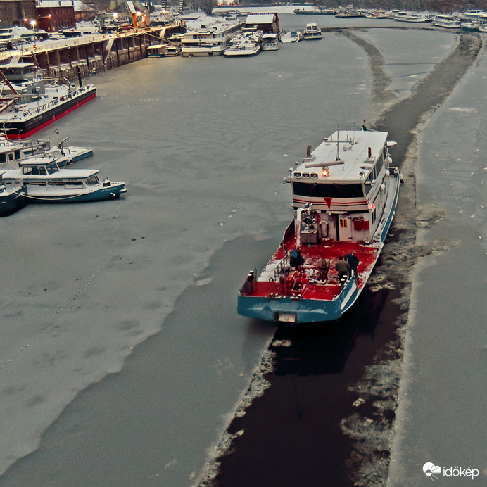 Jégtörő az Újpesti-öbölben