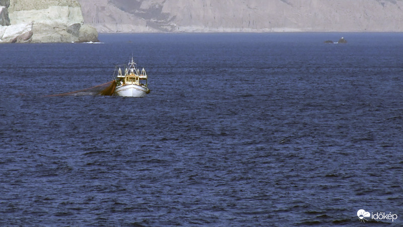 Halászhajó az Égei-tengeren, Szantorini partjainál