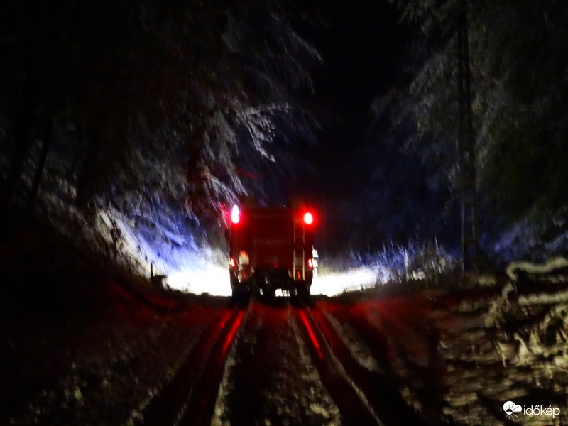 Tűzoltók vágják maguk előtt az útra dőlt fákat