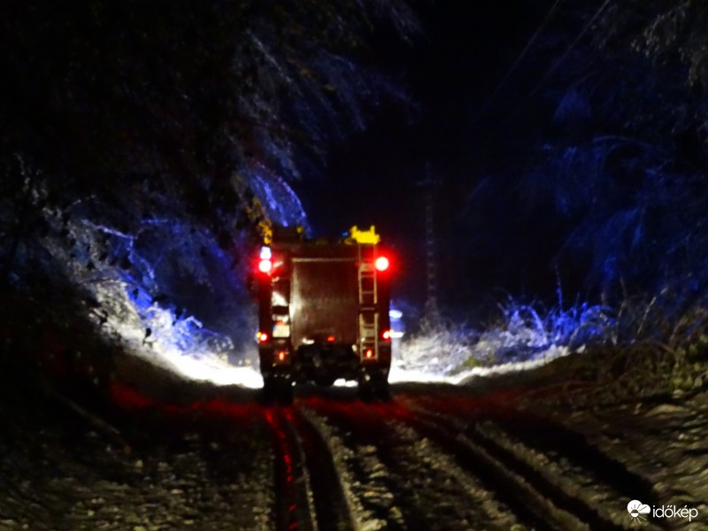Tűzoltók vágják maguk előtt az útra dőlt fákat