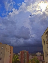 Közeledik