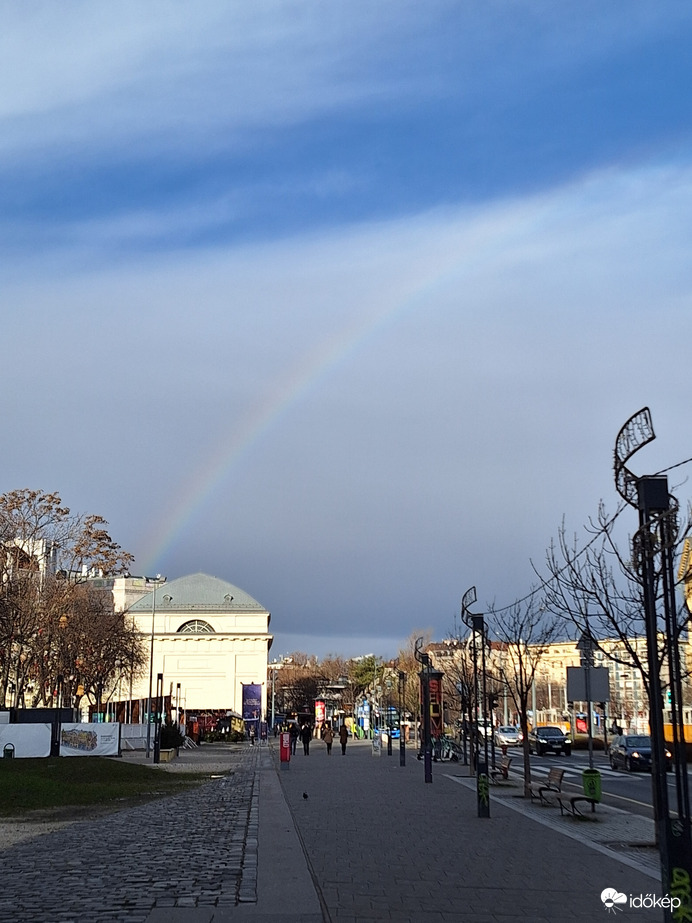 Zápor és szivárvány a Deák tér felett