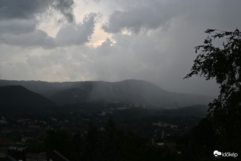 A János-hegy már az esőfüggöny mögött