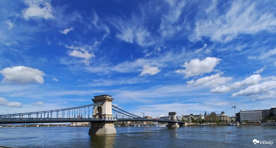 Látványos felhők Budapest felett
