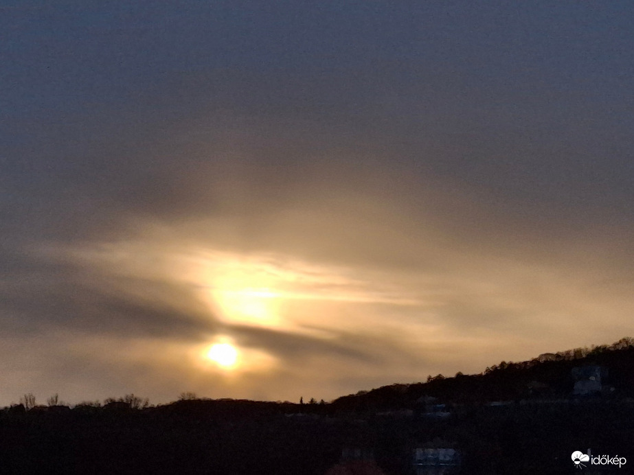 Memutatta magát a Nap, kis idő múlva el is bújt ismét! :)