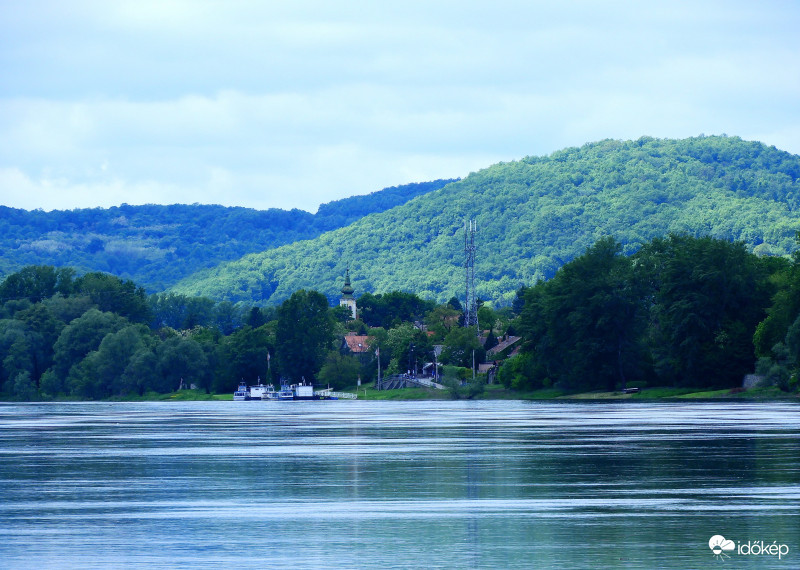 Kisoroszi a Szentendrei-szigeten, távolabb a Börzsöny