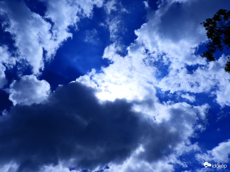 Jönnek-mennek, rendkívül változatos a fehőzet