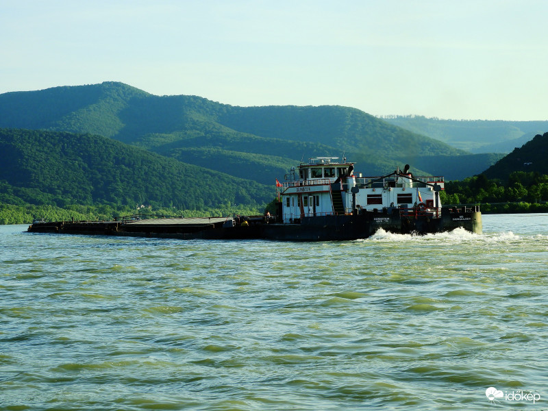 Szél fodrozta Duna, háttérben a Visegrádi-hegység