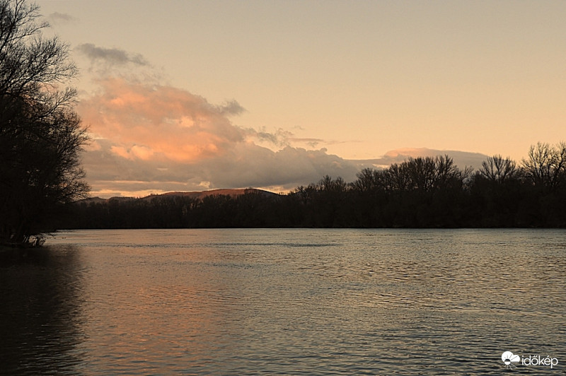 Kis Duna-ág a Dunakanyarban ma naplementekor