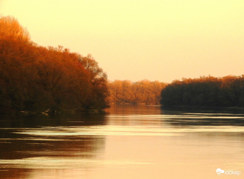 A Duna a lemenő nap fényében