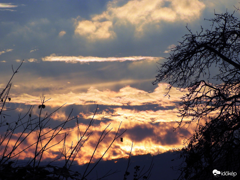 Naplemente a Pilis felett ma