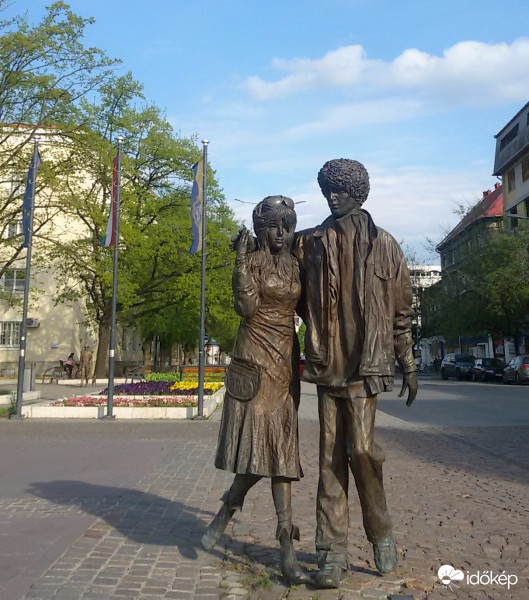 Ifjú pár a napsütésben
