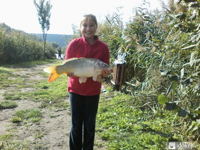 Kislány nagy hal :)