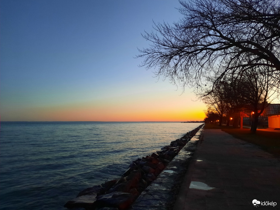 A felkelő nap fényei