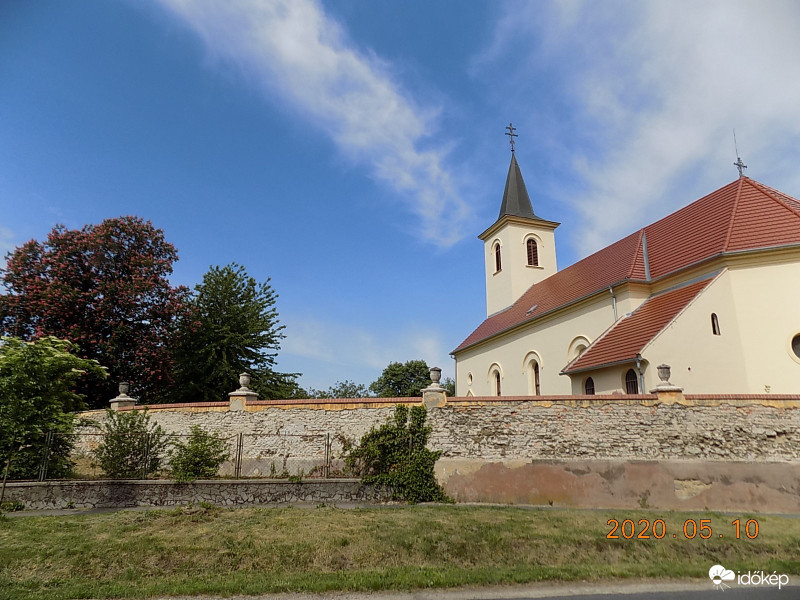 Fátylak Egyházashetye temploma felett.